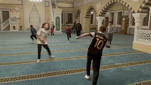 فيديو لعب الشيوخ مع الأطفال في المسجد يثير جدلأ